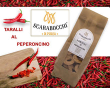 Carica l'immagine nel visualizzatore di Gallery, I Taralli Pugliesi al Peperoncino 400 gr. da Scarabocchi di Puglia sono una Delizia della Puglia a Bisceglie