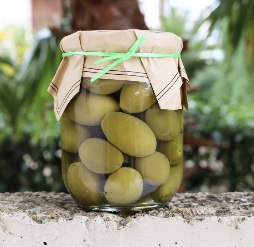 Delizie della Puglia nasce con il desiderio di diffondere cibo, tradizione e amore della Terra di Puglia, dove vede contadini e artigiani Pugliesi dirigersi verso il lavoro, un luogo dove un nuovo arrivato non è mai un turista ma un ospite.