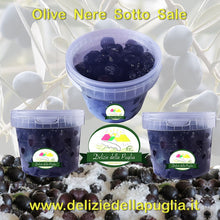 Carica l&#39;immagine nel visualizzatore di Gallery, Le Olive nere sotto Sale e Olive nolche della Puglia e Olive Nolca con tante Delizie della Puglia da Bisceglie

