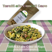 Carica l&#39;immagine nel visualizzatore di Gallery, Taralli Pugliesi alle Cime di Rape classico della tradizione pugliese come la Cima di Rapa, dal gusto amarognolo, che si addolcisce nell&#39;incontro con il tarallo friabile. 
